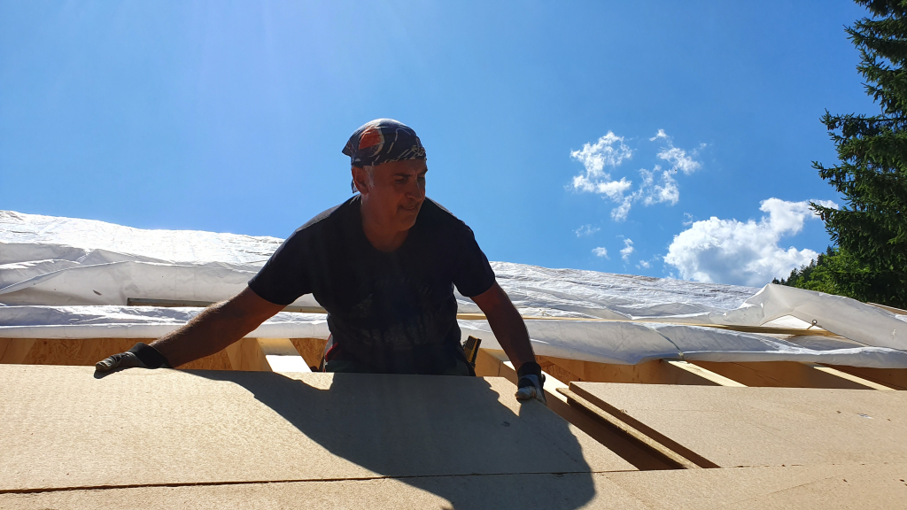 Verlegung von Steico Holzweichfaserplatten auf dem Dach