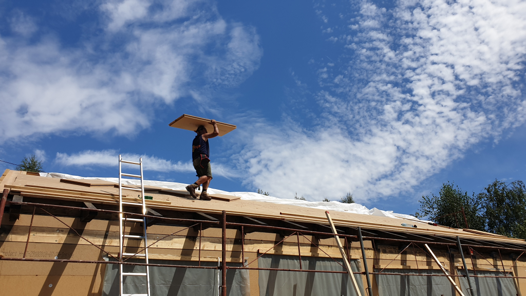 Verlegung von Steico Holzweichfaserplatten auf dem Dach