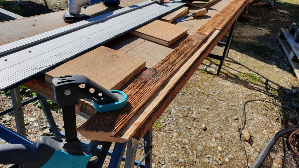 Häufig sind Ausklinker aus dem Holz erforderlich, um Teile einzupassen. 