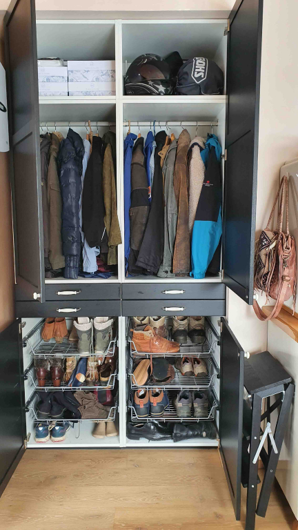 Garderoben- und Schuhschrank aus dem Ikea Küchensystem.